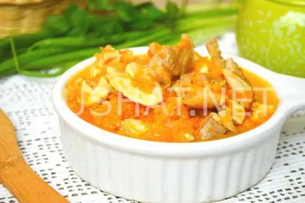 Пиле задушено с лук и моркови