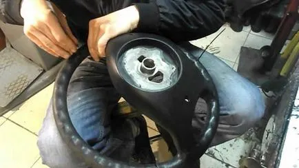 Bőr borítású kormánykerék kezével