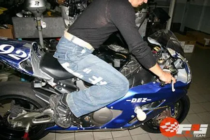 Hogyan kell lovagolni egy motorkerékpár Hogyan kell lovagolni egy motorkerékpár