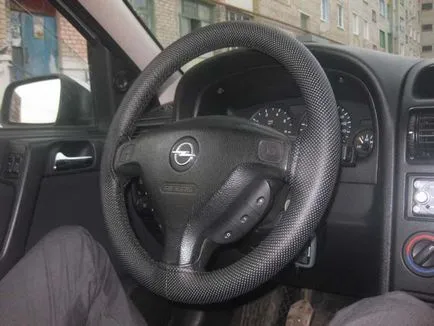 Bőr borítású kormánykerék kezével
