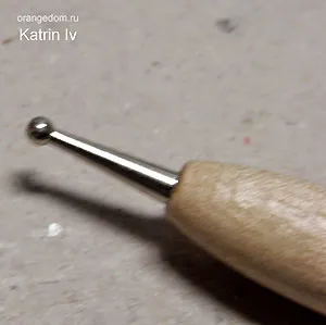 Миниатюрни цветя в плетени кошове за куклена къща