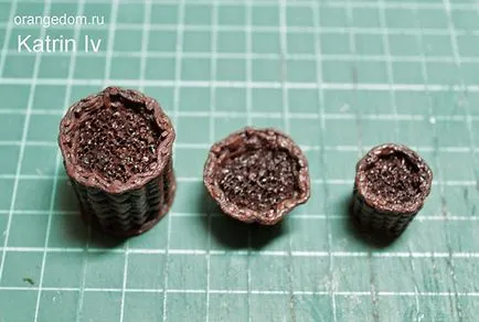 Миниатюрни цветя в плетени кошове за куклена къща