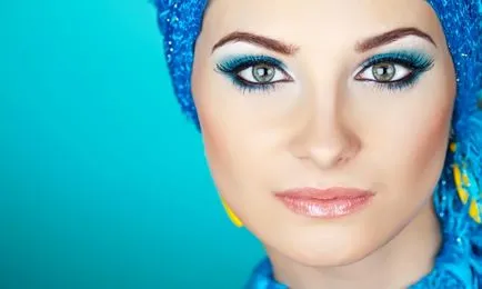 Особености правят тъмно синя рокля