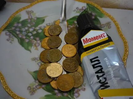 Покачващите чаша изливащи монети, аз се