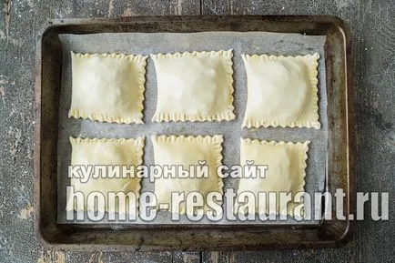 Банички от бутер тесто със сирене, пиле и картофи (баница) Торти бутер тесто със сирене, пиле и картофи