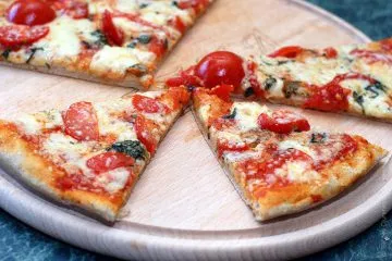 Пица с домати - просто вкусна и красива