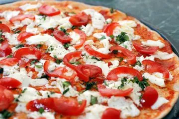 Пица с домати - просто вкусна и красива