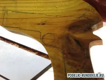 Gun от дърво с ръце