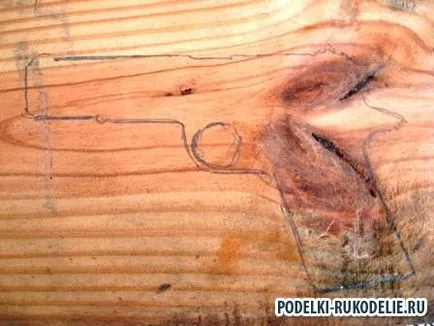 Gun от дърво с ръце