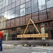 Подемно, вдигане на мебели катерачи през прозореца, се представят за повдигане на товара до височина (алпинисти) Подемно, вдигане на мебели катерачи през прозореца, извършване на повдигане на товара на височина
