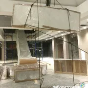 Подемно, вдигане на мебели катерачи през прозореца, се представят за повдигане на товара до височина (алпинисти) Подемно, вдигане на мебели катерачи през прозореца, извършване на повдигане на товара на височина