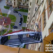 Подемно, вдигане на мебели катерачи през прозореца, извършване на повдигане на товара до височина (мебели) Подемно, вдигане на мебели катерачи през прозореца, извършване на повдигане на товара на височина