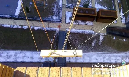 Подемно, вдигане на мебели катерачи през прозореца, се представят за повдигане на товара до височина (алпинисти) Подемно, вдигане на мебели катерачи през прозореца, извършване на повдигане на товара на височина