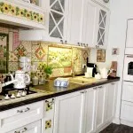 Репетиция престилка върху плочките на пода с ръце (кухнята) Репетиция престилка върху плочките на пода с ръце
