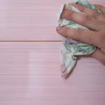 Репетиция престилка върху плочките на пода с ръце (кухнята) Репетиция престилка върху плочките на пода с ръце