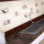 Репетиция престилка върху плочките на пода с ръце (престилка) Репетиция престилка върху плочките на пода с ръце