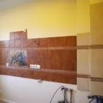 Репетиция престилка върху плочките на пода с ръце (кухнята) Репетиция престилка върху плочките на пода с ръце