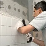 Репетиция престилка върху плочките на пода с ръце (плочка) Репетиция престилка върху плочките на пода с ръце