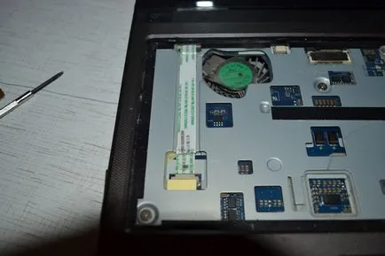 Демонтаж - почистване - сглобяване на лаптоп Acer 1 (отвърне един винт) Демонтаж - почистване - сглобяване на лаптоп Acer 1