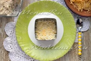 Салата с пиле и гъби слоеве, рецептата със снимка