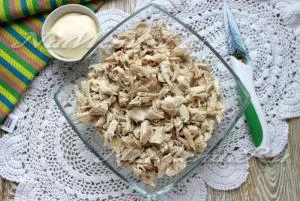 Салата с пиле и гъби слоеве, рецептата със снимка