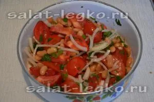Saláta babbal és paradicsommal