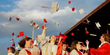 Mivel az első tanító, aki gratulál diplomások