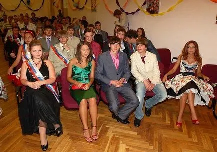 Mivel az első tanító, aki gratulál diplomások