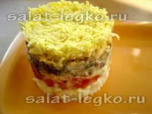 Layered салата с гъби, сирене и домати