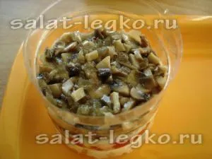 Layered салата с гъби, сирене и домати