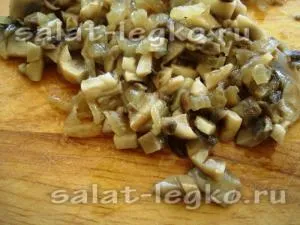 Layered салата с гъби, сирене и домати