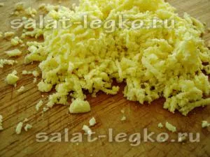 Layered салата с гъби, сирене и домати