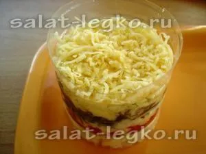 Layered салата с гъби, сирене и домати