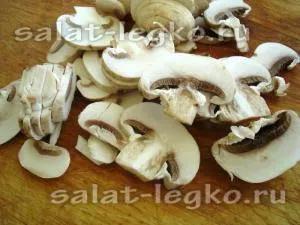 Layered салата с гъби, сирене и домати