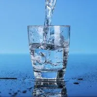Една чаша вода на празен стомах сутрин - ползите и вредите