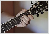 Трима крадци акорд на китара Fingerings като скобата (Hold гриза низ) Трима крадци акорд на китара Fingerings като скобата
