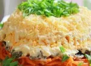 Delicious пластове салата с пиле и гъби