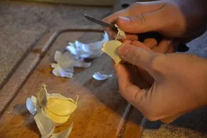 Колко бързо се бели чесън