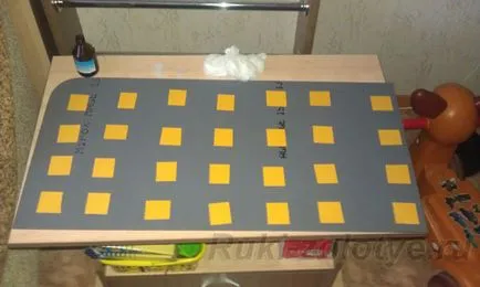 Огледалото залепени на кабинета Огледалото залепени на кабинета