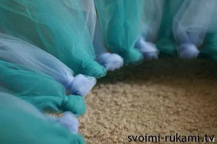 Пола с ръце на ръката си