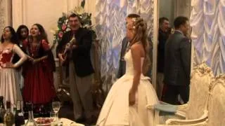 Танцуващата на сватбата на ромите