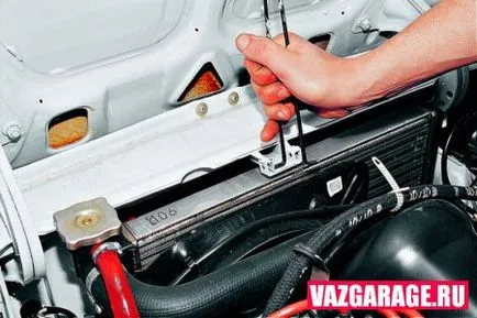Eltávolítása a motorháztető Eltávolítása a motorháztető