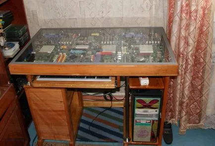 И двете, като бюрото на компютъра