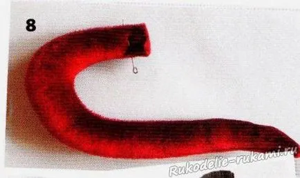 Тя зашити котка