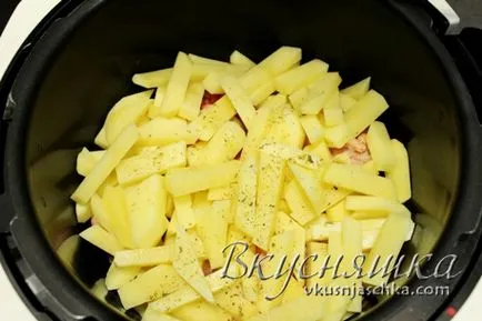 Пилешки бедра с картофи в multivarka