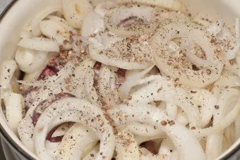Как да се маринова лук без оцет