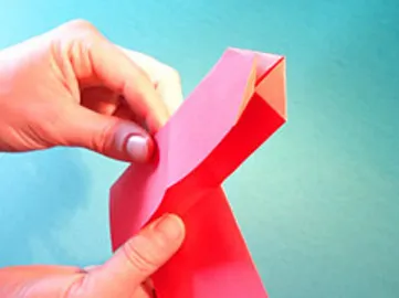 С ръцете си извън хартия къща