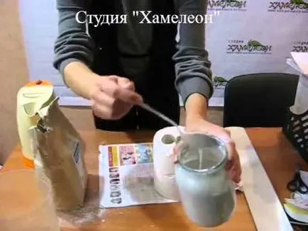 Хвърля дете дръжки крака с ръце