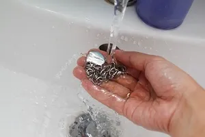 Как да избелите сребърна верижка