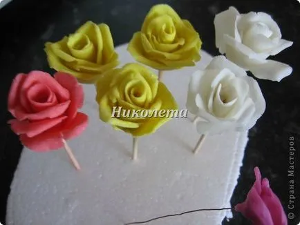 Virág a hideg porcelán kezük